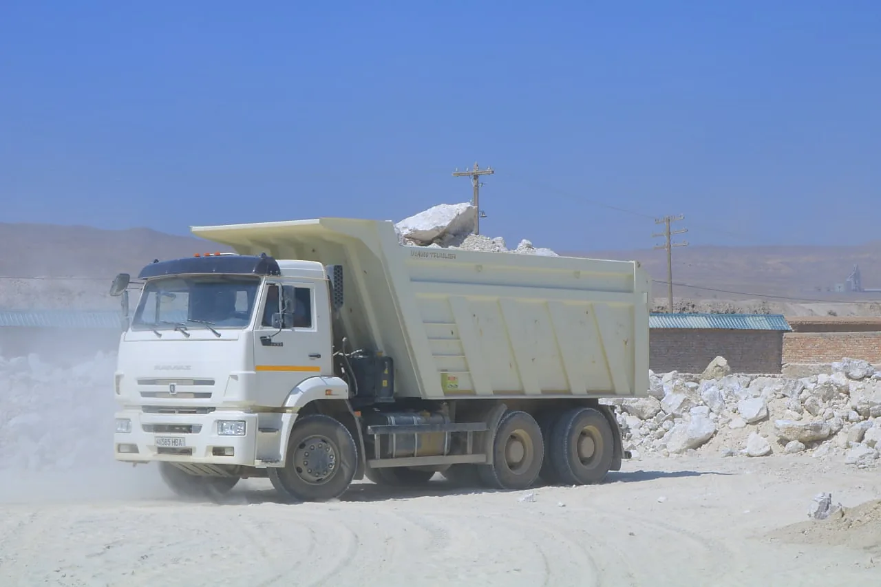 Gips toshi tashuvchi KAMAZ yuk mashinasi